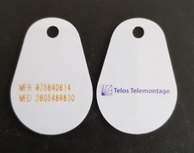 Uranus PVC Ljusgrå- Mifare4k Graverade nummer Färglogo Telos Telemontage - Vit